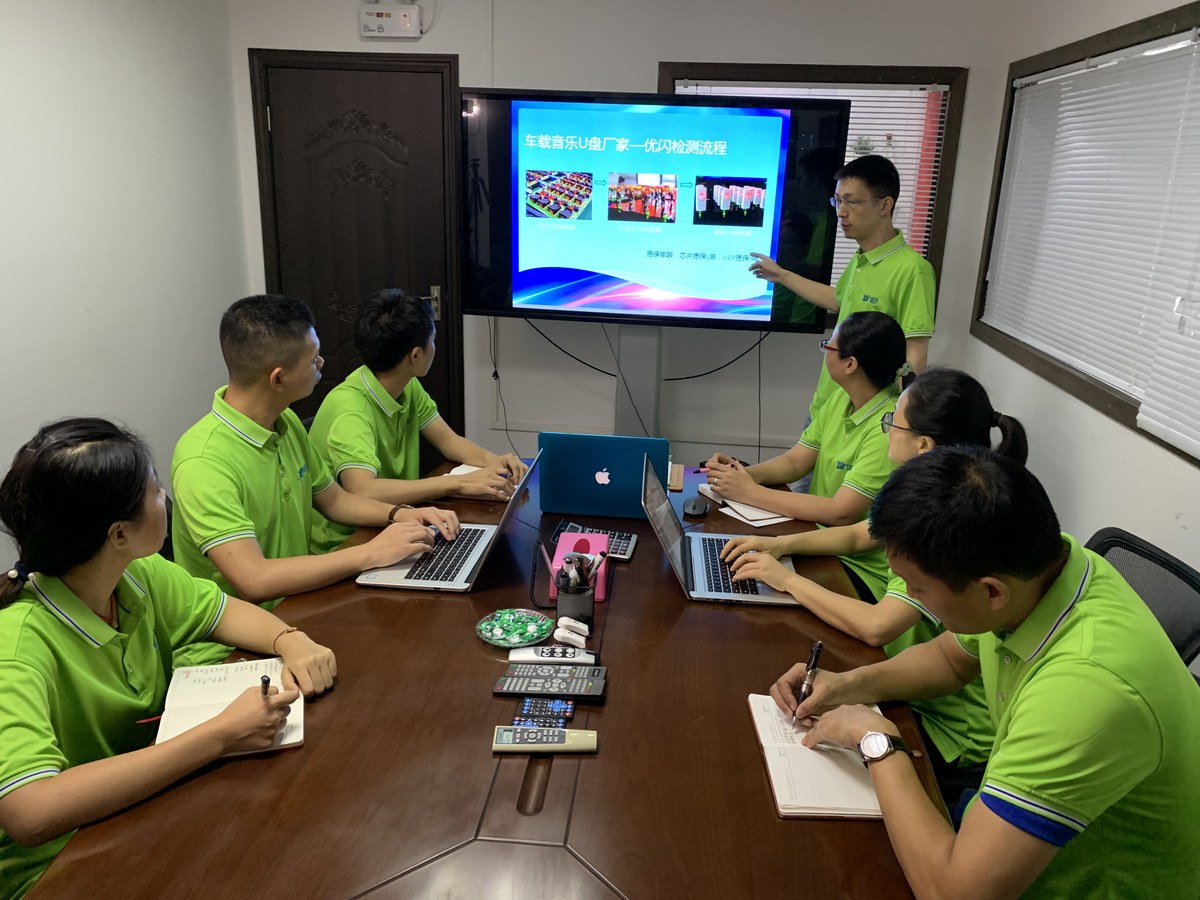 质量例会现场 团队围绕检测流程与标准作业讨论